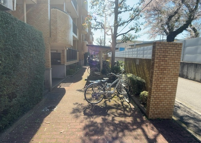 車一台あたりに必要なスペースは、標準サイズの普通自動車で横幅2m50cm、長さ5mは必要になります。ただし、乗降のことも考慮して横幅3m30cm、長さ5m50cmほどは確保できるところを選びましょう。