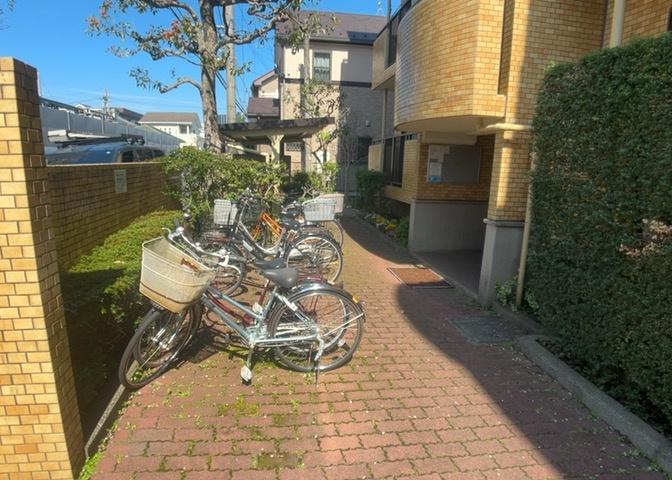 駐車場と明記されていても、最小スペースでつくられた駐車場だと大型車は駐車できなかったり、出入りしにくくなったりする可能性があります。お車のサイズと購入したい物件の駐車場のサイズを現地で確認しましょう。