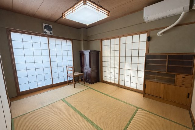 畳の香りが心地よい和室は、くつろぎ空間としてはもちろん、来客用やお昼寝スペースとしても活躍します。障子からやわらかな光が入り、落ち着いた時間を演出します。和の趣を残しつつ、使い勝手の良い一室です。