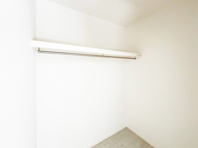 洋室8.0帖のWICはお気に入りのアイテムも洋服も簡単収納です！　