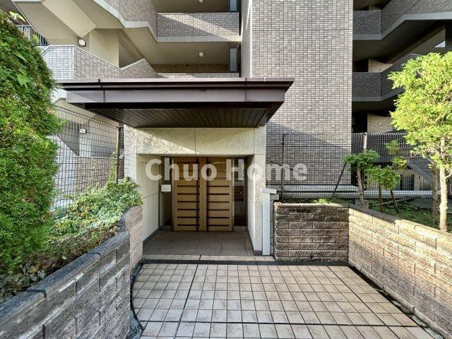 【エントランス】マンションのエントランスは、その物件の印象を決める、顔とも言える場所です。毎日通る場所ですからきれいなのが一番です。