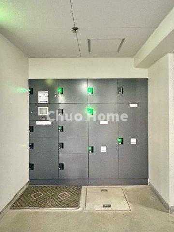 【宅配ボックス】在宅時・不在時に関わらず、居住者の代わりに非対面で宅配物を受け取ってくれる便利な設備です。わかりやすくご説明致しますので見学時にはお部屋だけではなく共用部分もぜひチェックしてください。