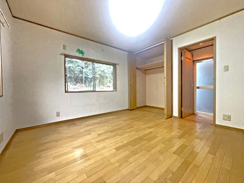 各居室に大きな収納がございます。