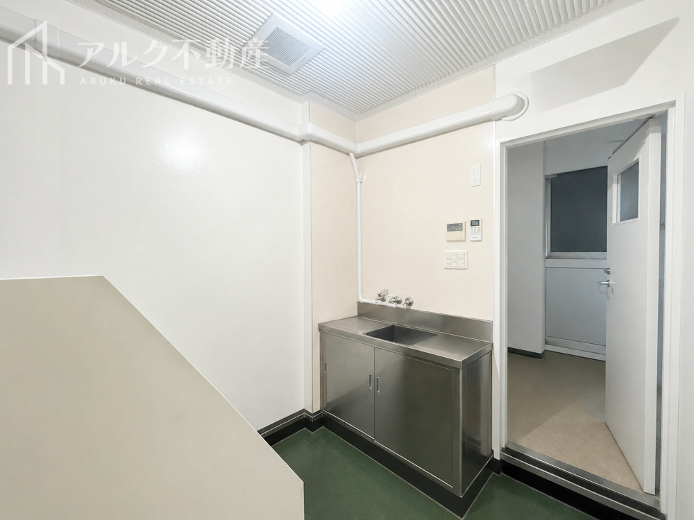 店舗厨房（AIによる荷物消去を行った画像です）