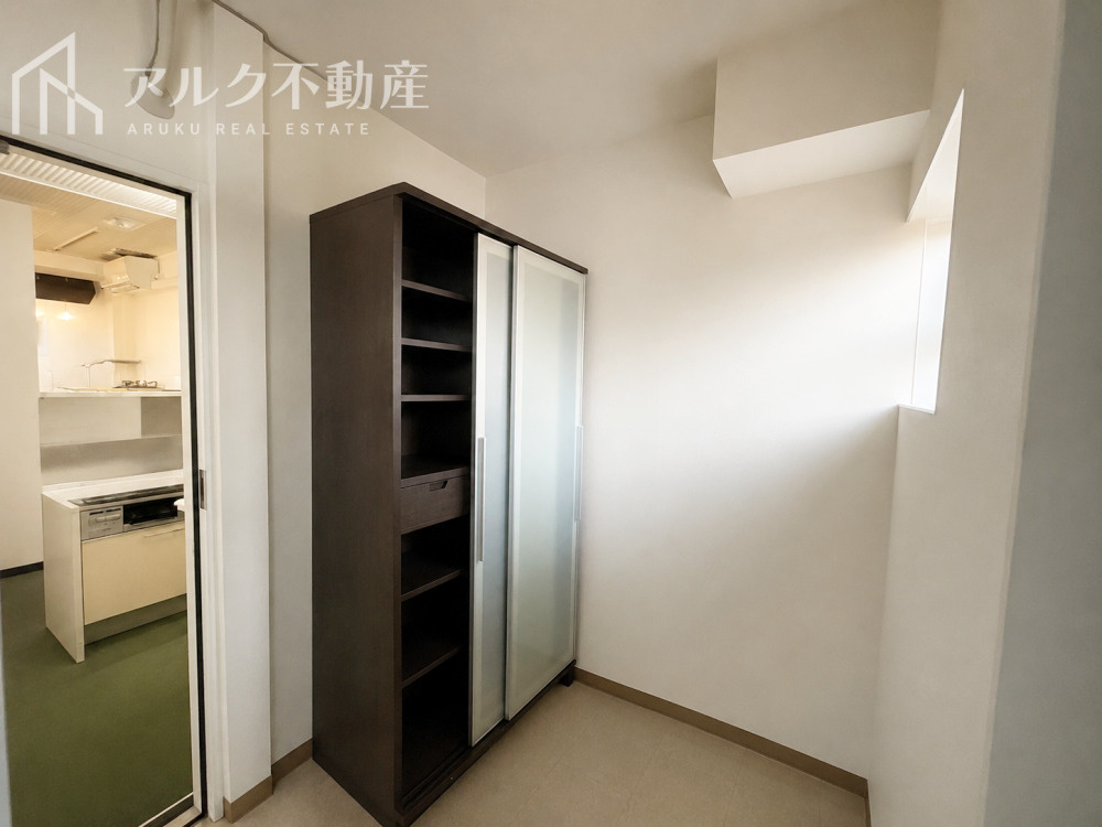 店舗厨房（AIによる荷物消去を行った画像です）