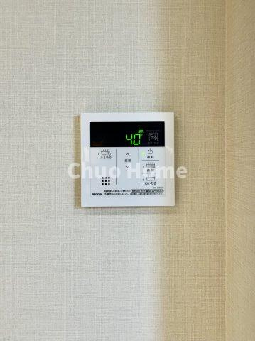 【給湯リモコン】外での一日を忘れさせてくれるオートバス機能でお好みの湯量・温度に調整された浴槽。