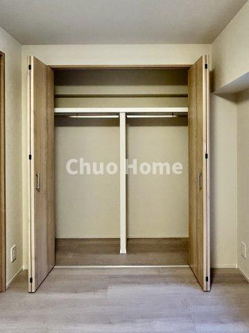 居室にはクローゼットを完備し、自由度の高い家具の配置が叶うシンプルな空間です。お子様の成長と必要になる子供部屋を与えるにはぴったりの間取りですね。