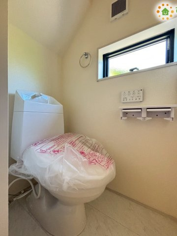 落ち着いた雰囲気のトイレは、掃除がしやすい造りで日々の手入れが快適です。家族みんなが使いやすい、シンプルで整った空間です♪