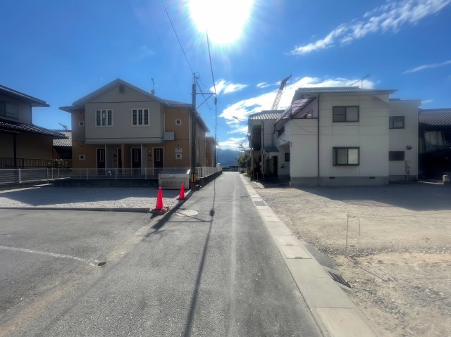 南東側公道に面しており、接道間口は約10.6ｍ確保。周辺住宅との位置関係や道路の様子を確認でき、現地での生活をイメージする際の参考になります。住宅建築に加えて駐車スペースなどを確保したプランも検討。
