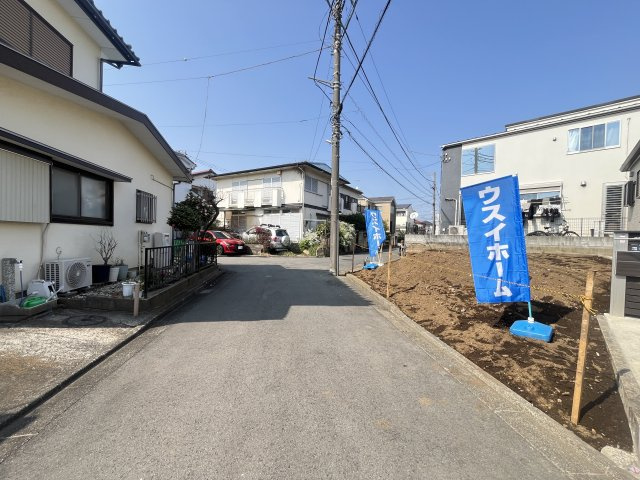 現地は閑静な住宅街となっております。周りの建物も新しいお建物が多い印象です。　「下和泉小学校」まで徒歩10分の好立地で、お子様世帯にも安心です。