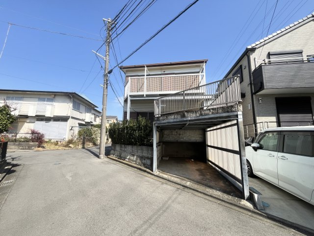 現地は閑静な住宅街となっております。周りの建物も新しいお建物が多い印象です。　「下和泉小学校」まで徒歩10分の好立地で、お子様世帯にも安心です。※建物解体前の写真です。