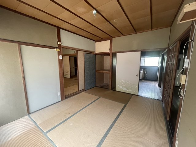 落ち着いた雰囲気が感じられる1階の和室。押入を備えており、寝具や季節用品などの収納にも便利です。DKや他の和室とも行き来しやすく、寝室や客間など、ライフスタイルに合わせて幅広く活用できます。