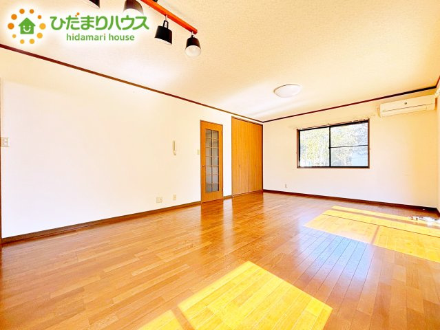 明るく開放的な空間が広がるLDK。室内には豊かな陽光が注ぎ込み、爽やかな住空間を演出。ホームパーティーでもゲストと一緒に料理を楽しみながら楽しい時間を過ごせそう。