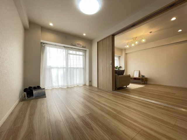 LD横の洋室は、扉を開けて解放感ある空間に。　