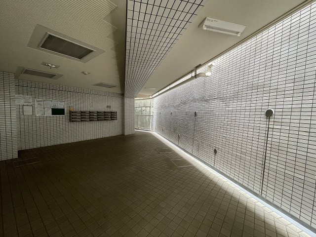 広々としたエントランスが迎えてくれます。　