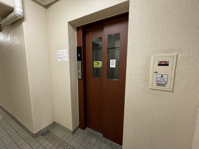 重たい荷物を持っていても、エレベーターがあれば安心です。　
