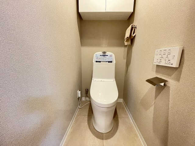 温水洗浄便座付きの清潔感あるトイレは、落ち着いた空間に。　