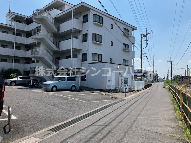 前面道路含む現地写真。道路を挟んで線路が通っています。