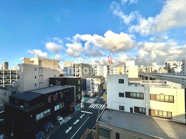 手を伸ばせば、ふれることが出来そうな環境が、そのままインテリアになったような印象です。その豊かな眺望にふさわしい空間には、通風・採光にも優れ、心地よい光と風があふれています