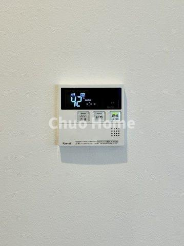 【給湯リモコン】外での一日を忘れさせてくれるオートバス機能でお好みの湯量・温度に調整された浴槽。