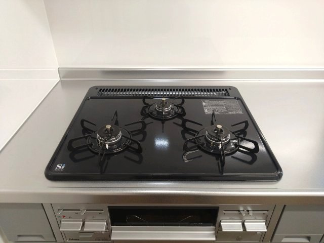 三口コンロ＆グリル付きでお料理もスムーズ。
