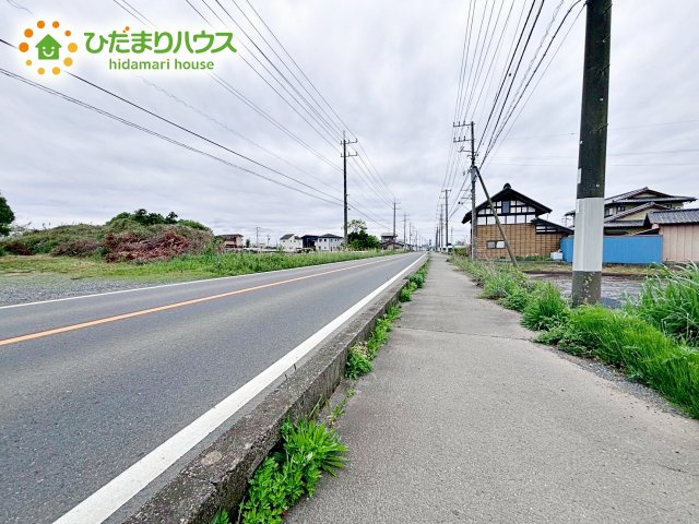閑静な住宅地なので、幹線道路や大通りに面していないので大型車が通ることが少なく静かです。