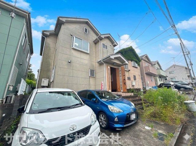 敷地内にお車2台駐車可能。ご夫婦それぞれのお車を停められます。