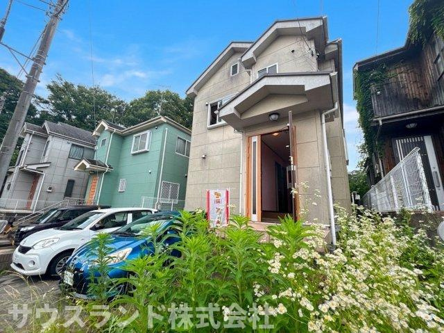 どこか心が落ち着く現地。都会の派手さはありませんが、自然と共に暮らせる落ち着いた街並みが印象的です。
