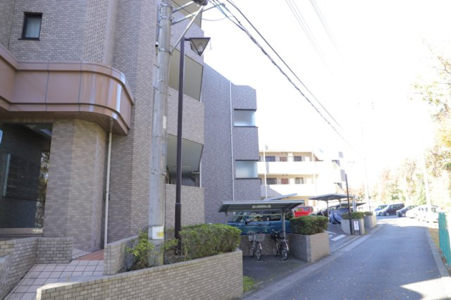 外観はマンション管理がされているかの目安になります。築年数が古いと、壁面は劣化してひび割れが生じることも！建物が古びていても細かいところが修繕されていると、きちんと管理されているなぁと感じるでしょう。