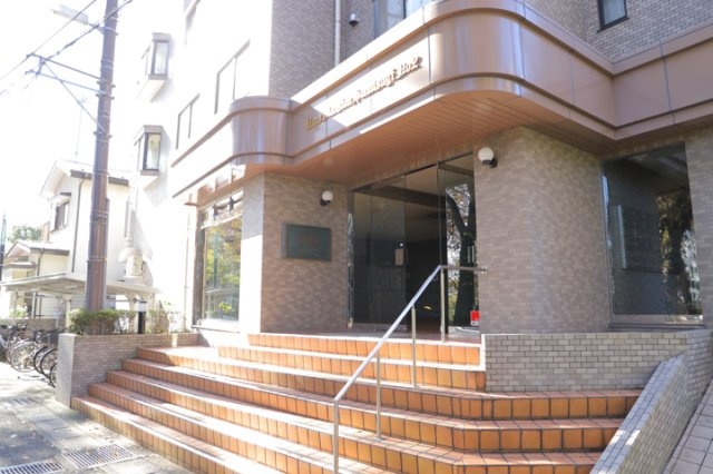 マンションのエントランスには、もともと風よけや防犯の役割がありますが、マンションによって宅配ボックスなどの設備が備わっている所もあります。日々の生活をイメージしながら生活しやすさをチェックしましょう。