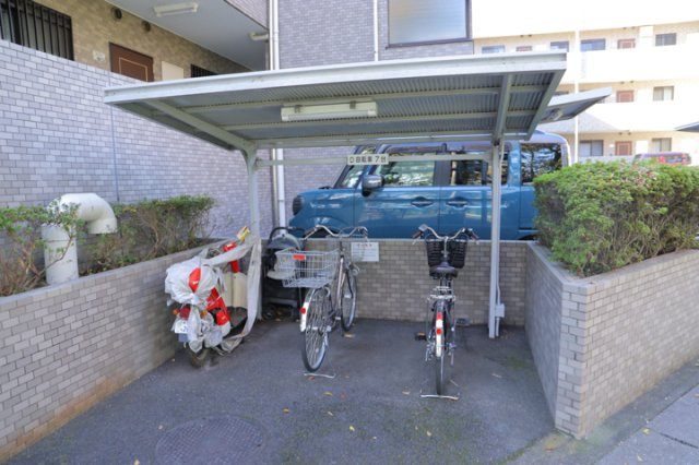 マンションの駐輪場は、事前に空きがあるか確認を取ると安心です。せっかく入居したのに駐輪スペースがない！なんてことになったら大変ですよね。そこで、内見時や購入前にはまず事前に確認しておくと良いでしょう。