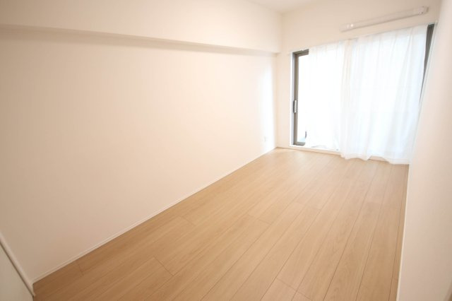 バルコニーに面した明るく開放感ある居室