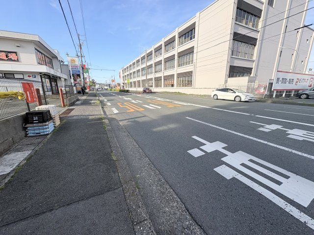 前面道路も幹線道路の為、バス停も近く、スーパー、コンビニ、郵便局もすぐ近くです。