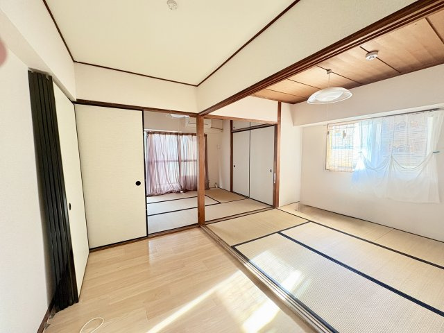 4.5帖と6帖の和室スペースです。襖を取り外せは広々とした1Rでも活用できます。