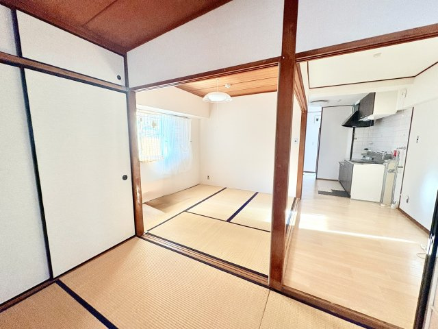 角部屋の為、南側と西側から遮光面があり明るい室内です。