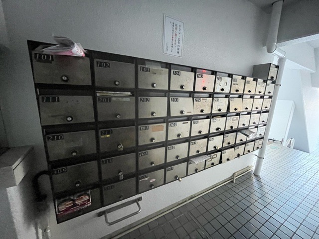 エントランス付近に設置されている集合ポストは、住んでいる部屋と離れているため、ポストをあさるなど誰かに何かされていても被害に気づきにくいです。入居する時には他人に特定されにくい番号で鍵をかけましょう！