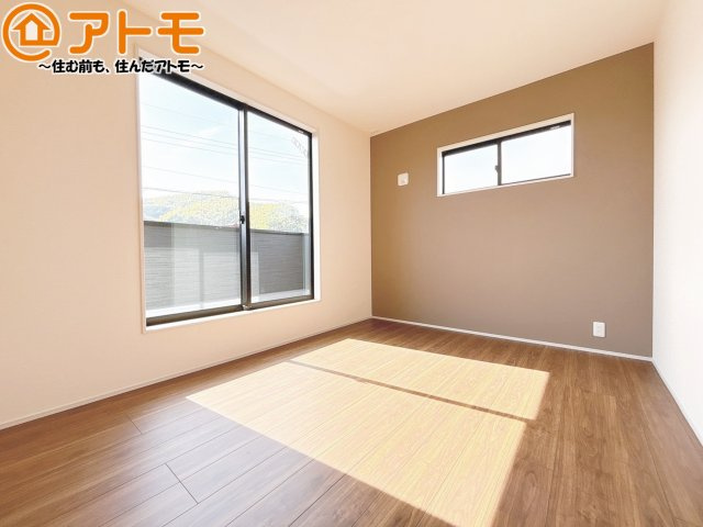 アクセントクロスが印象的なお部屋です。お気に入りの家具に囲まれてゆったり過ごしたいですね♪