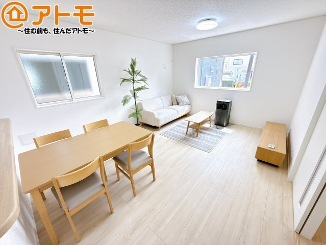 日当たりのよいリビングは、一年を通してぽかぽかとしています。家族が自然と集まる空間になりそうですね♪