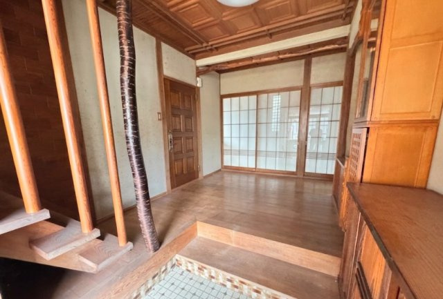 木の温もりを感じる、広々とした玄関ホールです。天井デザインや建具など、和風住宅ならではの趣を感じられる空間。来客時にもゆとりを持って対応でき、開放感があります。収納スペースも備わっております。