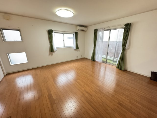 大きな窓から差し込む光で明るいLDKに♪
