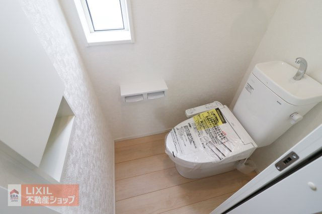 【トイレ】現地完成写真。温水洗浄暖房便座付き。小窓がついており採光と換気ができるようになっています。2階にもトイレがございます。