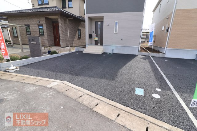 【駐車スペース】2台の駐車スペースになります。実際のお車の車種とあわせましてご確認ください。舗装されているので出し入れがしやすく雨の日も足元が汚れにくくなっています。