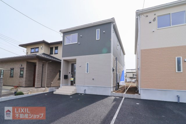 【外観】4号棟現地完成写真。モダンなデザインの外観。当日のご案内・現地待ち合わせもご対応致します！並列2台駐車可です。