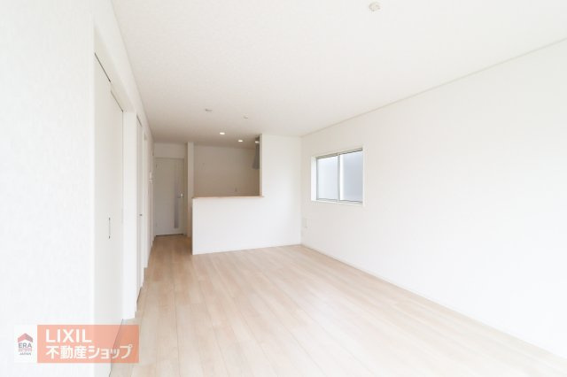 【リビングダイニング】家族団らんの空間は大きい窓で明るく風通しの良い快適な空間となっています。
