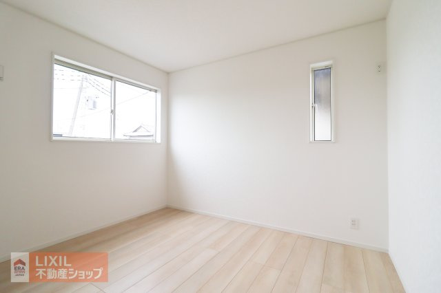 【寝室】2階6.1帖の寝室。2面採光で明るいお部屋となっており、ダブルベッドも置けるのでご夫婦の寝室にピッタリです。