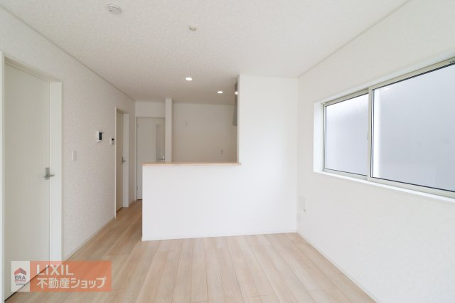 【ダイニング】現地完成写真。家族でくつろげるダイニングです。対面式キッチンでお食事の準備をしながらご家族との会話を楽しめます。