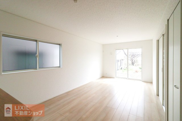 【リビング】明るい日差しの入る15.7帖のリビングは家族団らんの場所には最適です。リビングのどこにいてもキッチンにいるご家族ともお話しができます。家具をおいてもゆとりがある広さです。