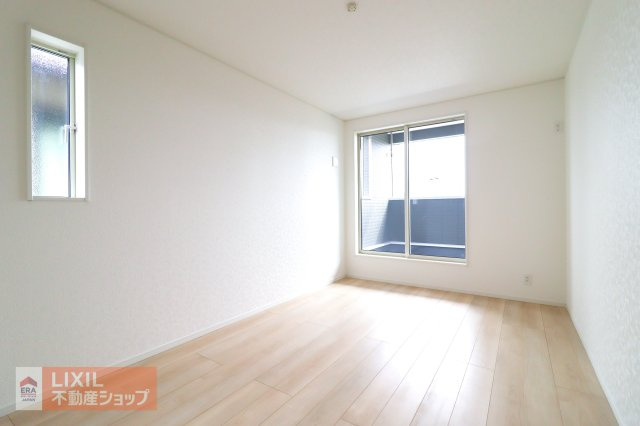 【洋室】2階7.5帖の洋室は南向きで日当たり、風通しもよく心地よい自分だけの空間に。バルコニーへ直接行けます。