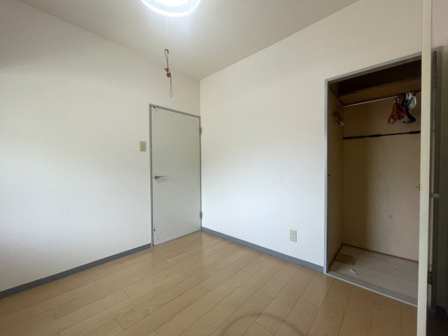 ハンガーパイプ付きの収納は、衣類を掛けたまま整理でき、日常的に使用する洋服や小物類をまとめるのに便利。収納家具を増やさずに居室部分を有効活用しやすいため、限られた空間をすっきりと使えるのがポイント。