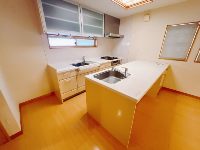 ■キッチン｜作業がはかどる広々カウンタースペース。会話がはずむ「オープンキッチン」なので家族とのコミュニケーションも活発になります。
